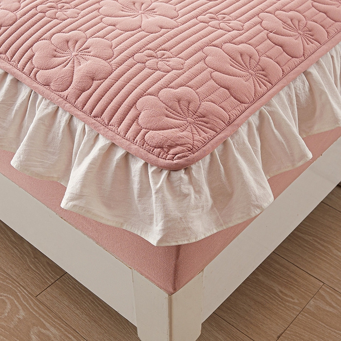 91家纺网 家纺一手货源 找家纺 3C 2024新款全棉大豆夹棉唯美花边床笠 格调粉