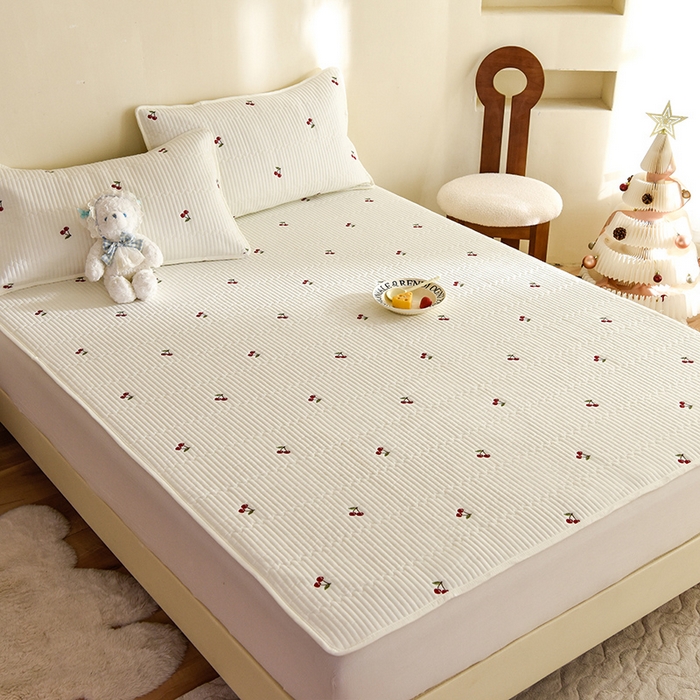 91家纺网 家纺一手货源 找家纺 美达家纺2025新品纯色刺绣水洗棉夹棉床垫 红颜樱桃-白