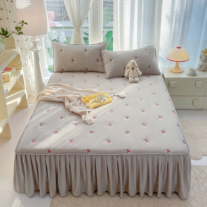 91家纺网 家纺一手货源 找家纺 美达家纺2025新品纯色刺绣水洗棉夹棉床裙 红颜樱桃-灰