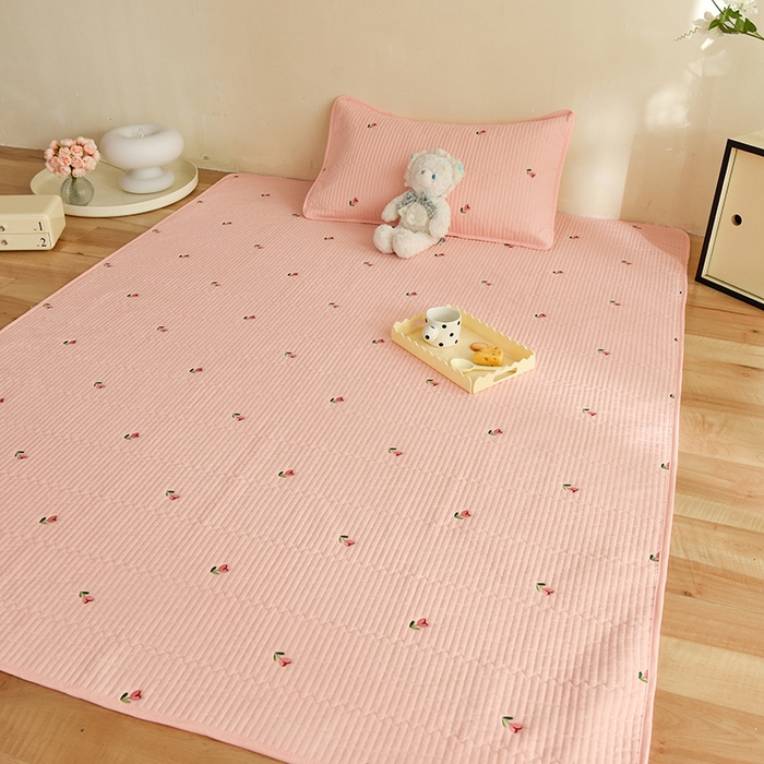 91家纺网 家纺一手货源 找家纺 美达家纺2025新品纯色刺绣水洗棉夹棉地垫 清新花语-粉