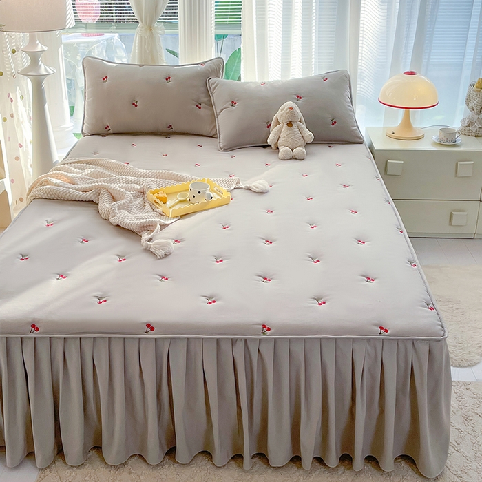 91家纺网 家纺一手货源 找家纺 美达家纺2025新品纯色刺绣水洗棉夹棉床裙 红颜樱桃-灰