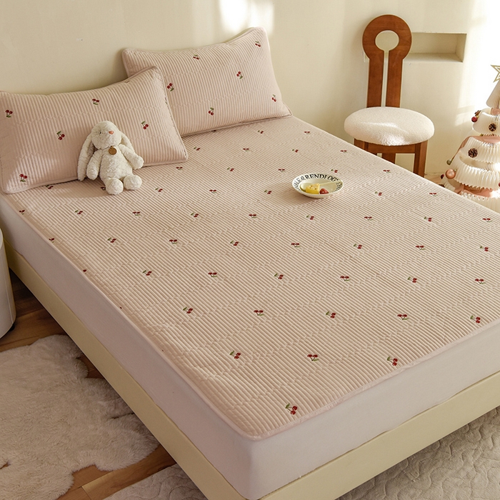 91家纺网 家纺一手货源 找家纺 美达家纺2025新品纯色刺绣水洗棉夹棉床垫 红颜樱桃-玉