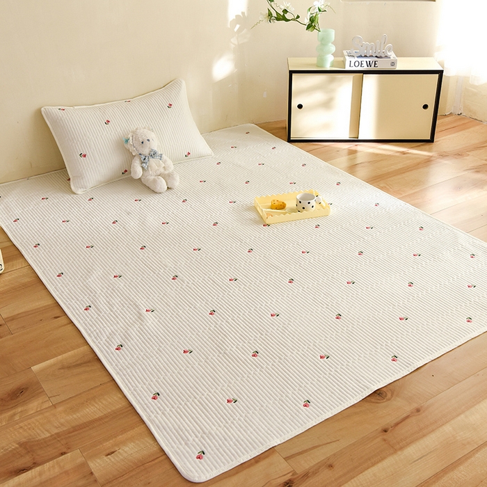 91家纺网 家纺一手货源 找家纺 美达家纺2025新品纯色刺绣水洗棉夹棉地垫 清新花语-白