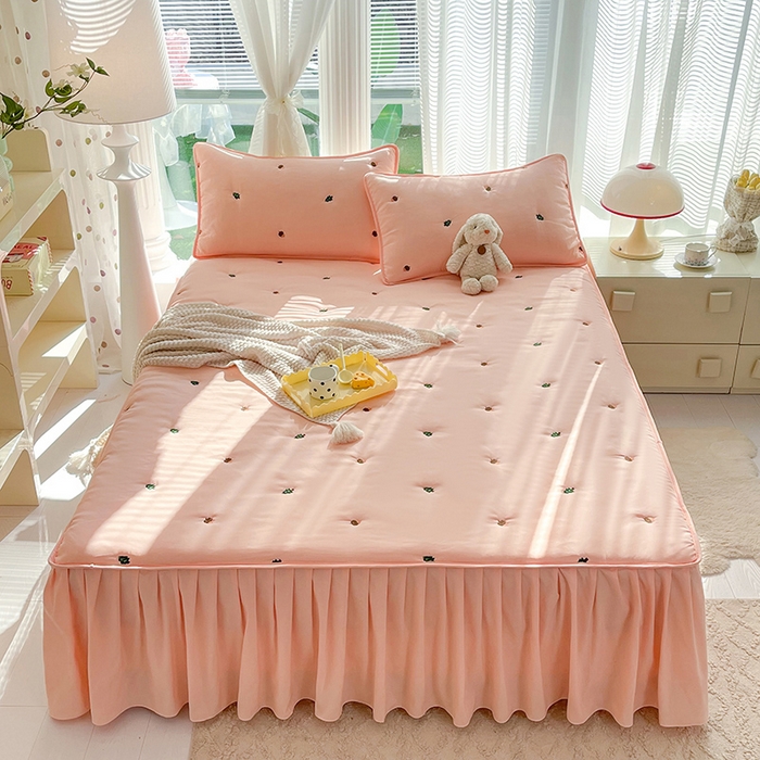 91家纺网 家纺一手货源 找家纺 美达家纺2025新品纯色刺绣水洗棉夹棉床裙 森林-粉