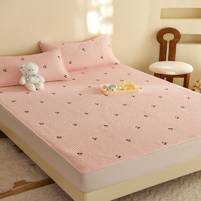 91家纺网 家纺一手货源 找家纺 美达家纺2025新品纯色刺绣水洗棉夹棉床垫 红颜樱桃-粉