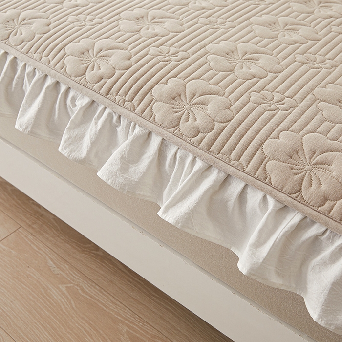 91家纺网 家纺一手货源 找家纺 3C 2024新款全棉大豆夹棉唯美花边床笠 卡其色