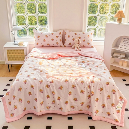 91家纺网 家纺一手货源 找家纺 默忆 2025新款泡芙棉泡泡棉印花夏被四件套夏凉被空调被 手捧花粉