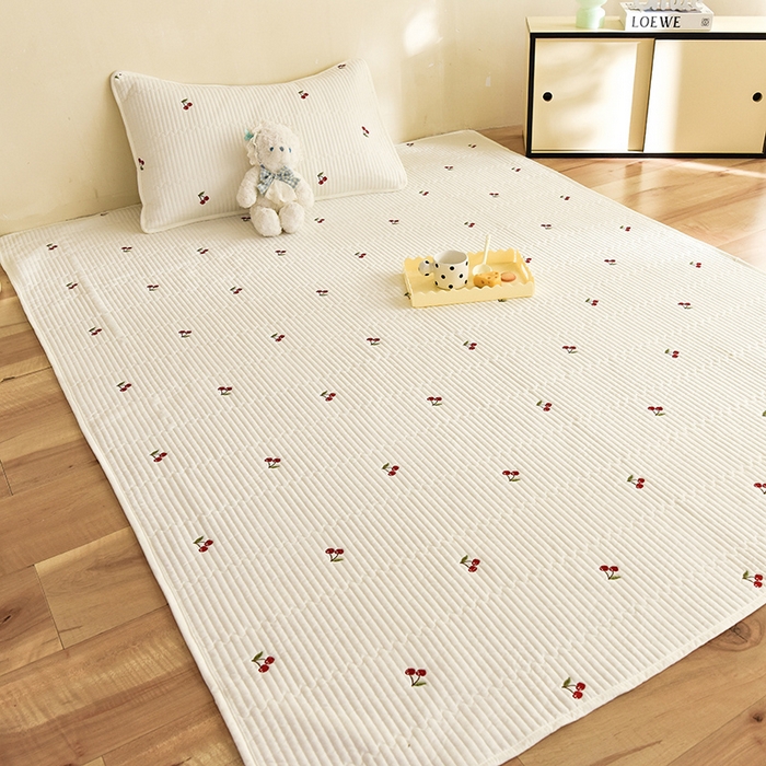 91家纺网 家纺一手货源 找家纺 美达家纺2025新品纯色刺绣水洗棉夹棉地垫 红颜樱桃-白