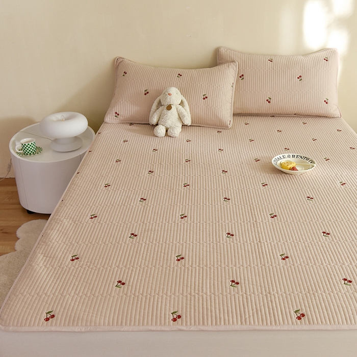 91家纺网 家纺一手货源 找家纺 美达家纺2025新品纯色刺绣水洗棉夹棉床垫 红颜樱桃-玉