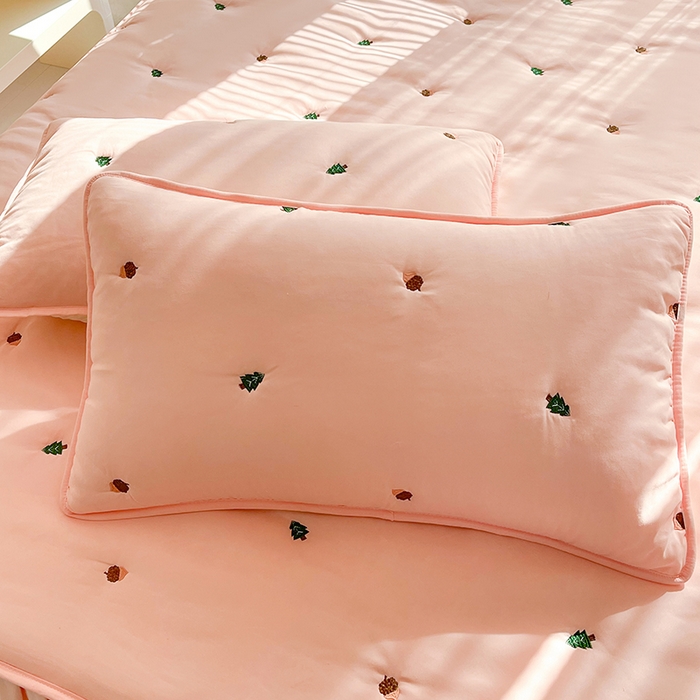 91家纺网 家纺一手货源 找家纺 美达家纺2025新品纯色刺绣水洗棉夹棉床裙 森林-粉