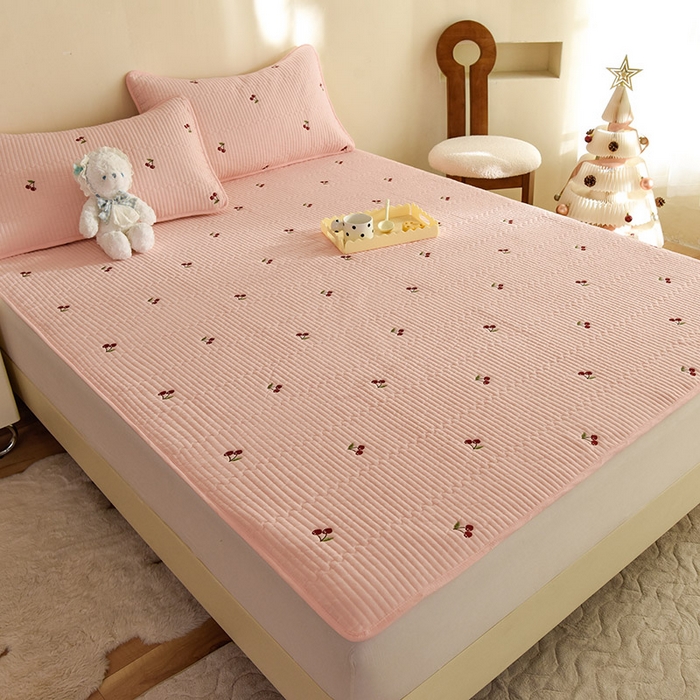 91家纺网 家纺一手货源 找家纺 美达家纺2025新品纯色刺绣水洗棉夹棉床垫 红颜樱桃-粉