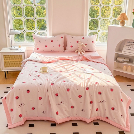 91家纺网 家纺一手货源 找家纺 默忆 2025新款泡芙棉泡泡棉印花夏被四件套夏凉被空调被 甜蜜莓莓