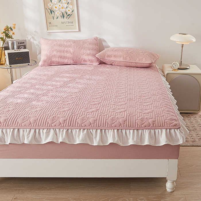 91家纺网 家纺一手货源 找家纺 3C 2024新款全棉大豆夹棉唯美花边床笠 格调粉