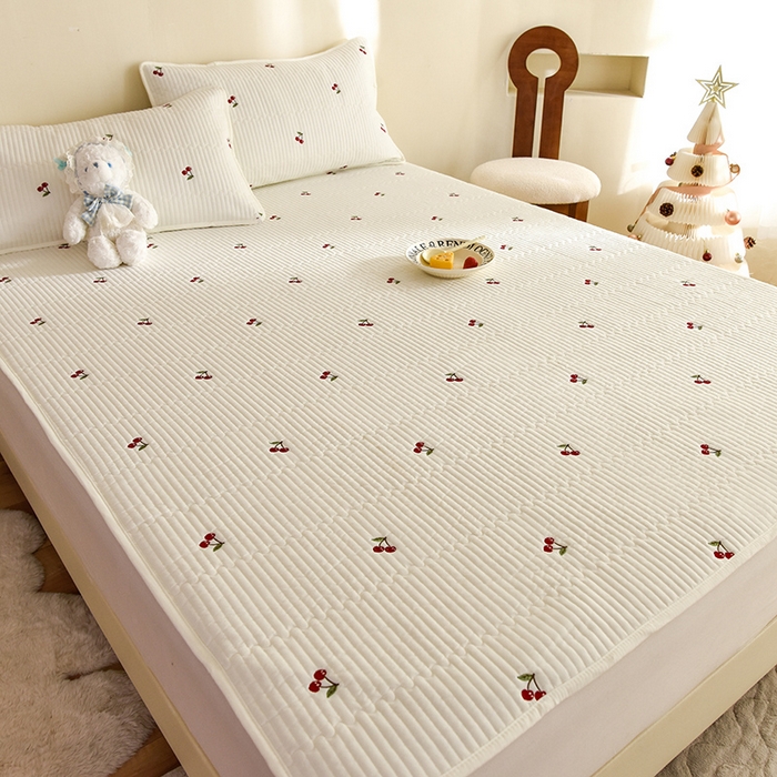 91家纺网 家纺一手货源 找家纺 美达家纺2025新品纯色刺绣水洗棉夹棉床垫 红颜樱桃-白