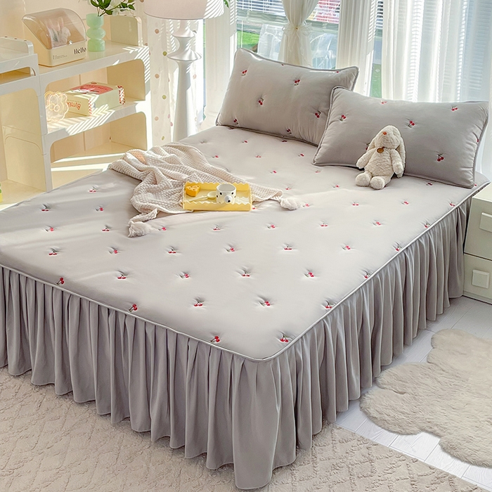 91家纺网 家纺一手货源 找家纺 美达家纺2025新品纯色刺绣水洗棉夹棉床裙 红颜樱桃-灰