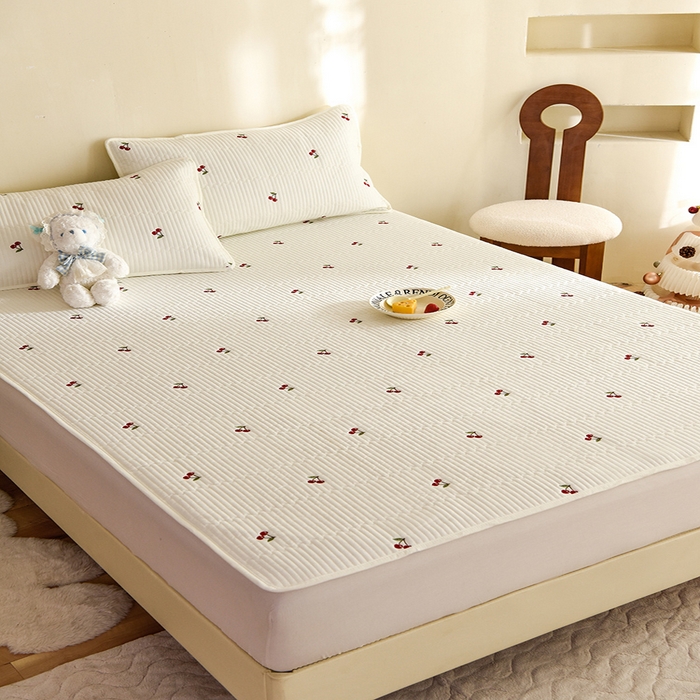 91家纺网 家纺一手货源 找家纺 美达家纺2025新品纯色刺绣水洗棉夹棉床垫 红颜樱桃-白