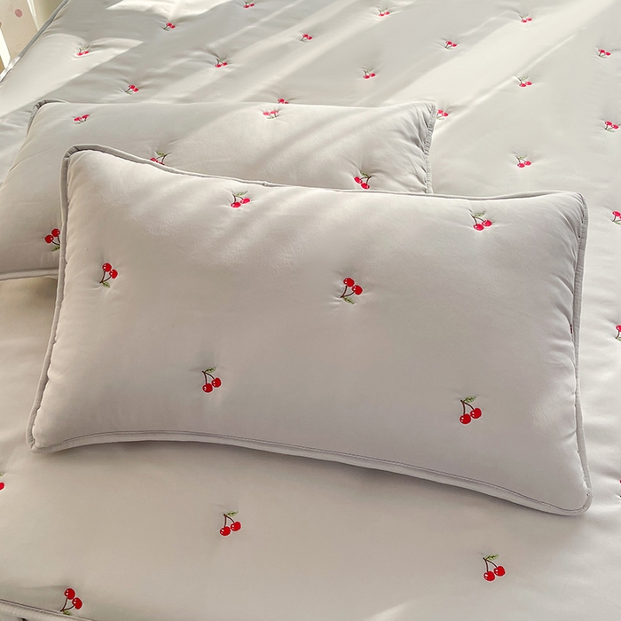 91家纺网 家纺一手货源 找家纺 美达家纺2025新品纯色刺绣水洗棉夹棉床裙 红颜樱桃-灰