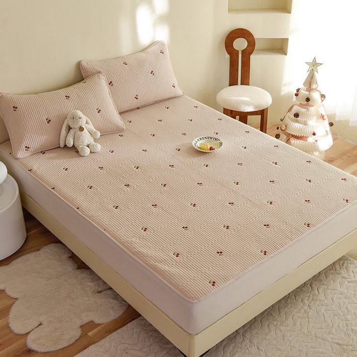 91家纺网 家纺一手货源 找家纺 美达家纺2025新品纯色刺绣水洗棉夹棉床垫 红颜樱桃-玉