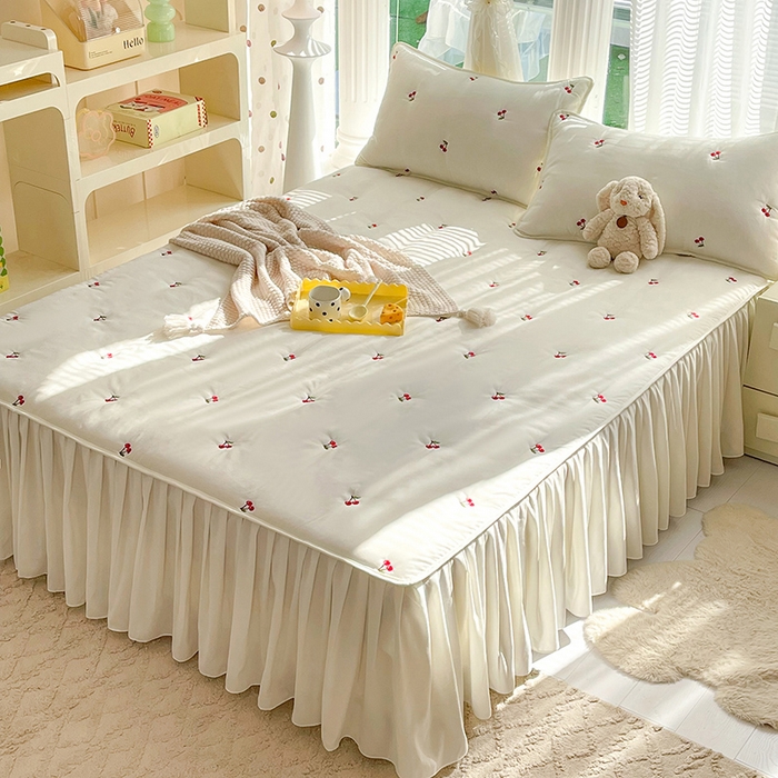 91家纺网 家纺一手货源 找家纺 美达家纺2025新品纯色刺绣水洗棉夹棉床裙 红颜樱桃-白