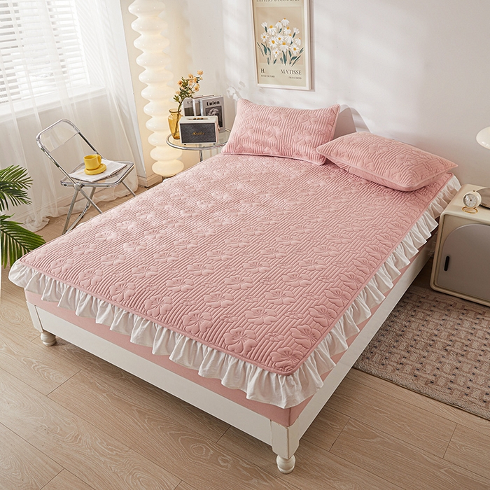 91家纺网 家纺一手货源 找家纺 3C 2024新款全棉大豆夹棉唯美花边床笠 格调粉