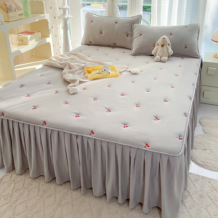 91家纺网 家纺一手货源 找家纺 美达家纺2025新品纯色刺绣水洗棉夹棉床裙 红颜樱桃-灰