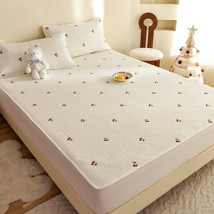 91家纺网 家纺一手货源 找家纺 美达家纺2025新品纯色刺绣水洗棉夹棉床垫 红颜樱桃-白