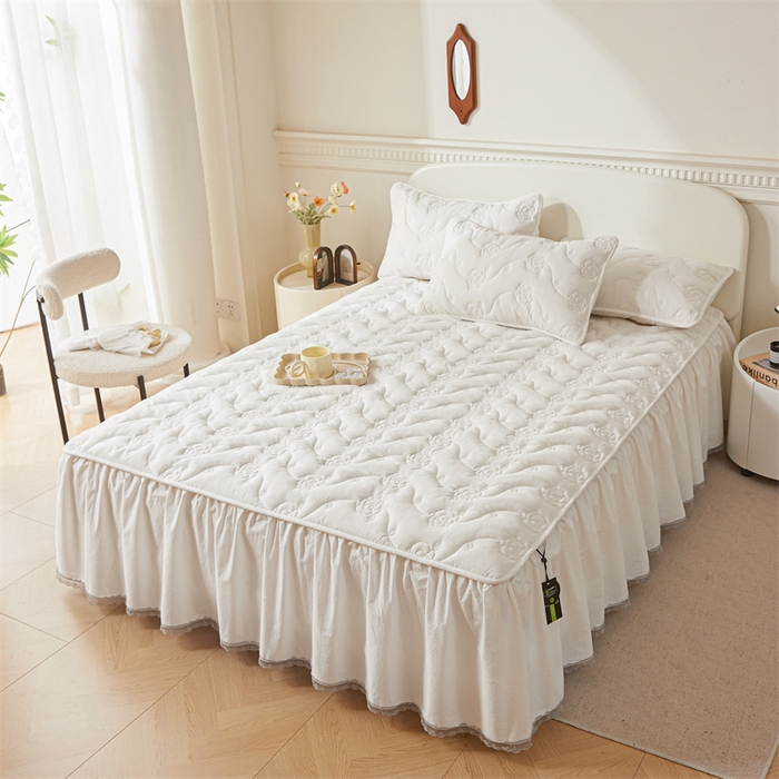 91家纺网 家纺一手货源 找家纺 3C 2024新款玫瑰全棉水洗棉大豆夹棉床裙 奶昔白