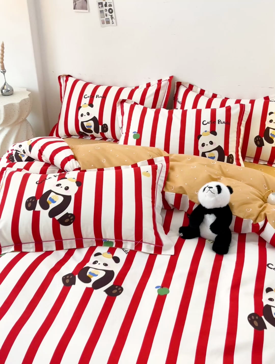 91家纺网 家纺一手货源 找家纺 云锦家居 2024新款13070纯棉印花吊边款一字绣四件套 熊猫家族