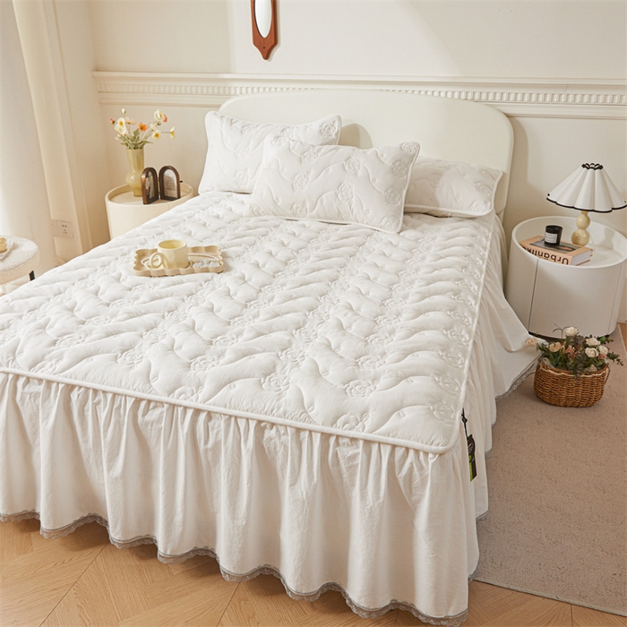 91家纺网 家纺一手货源 找家纺 3C 2024新款玫瑰全棉水洗棉大豆夹棉床裙 奶昔白