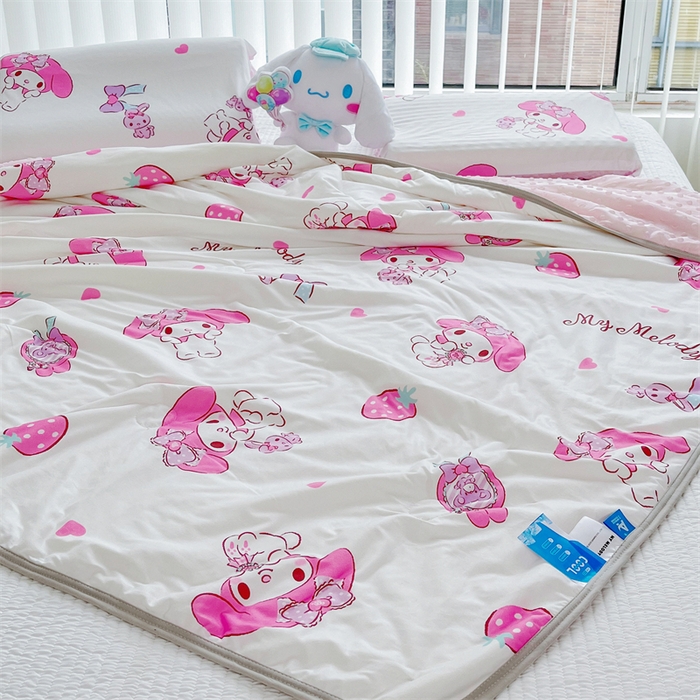 91家纺网 家纺一手货源 找家纺 米米儿家纺 2024新款A类针织棉凉豆豆夏被夏凉被空调被-三丽鸥系列 草莓美乐蒂