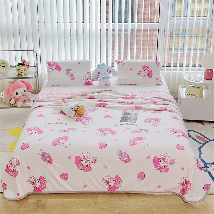 91家纺网 家纺一手货源 找家纺 米米儿家纺 2024新款A类针织棉凉豆豆夏被夏凉被空调被-三丽鸥系列 草莓美乐蒂