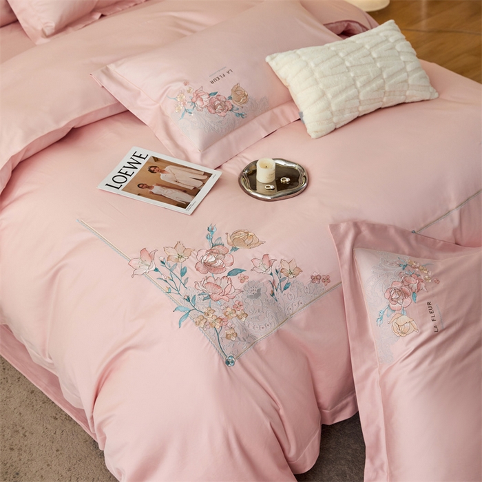 91家纺网 家纺一手货源 找家纺 宏羽纺2024新款高支高密全棉刺绣四件套-艾伦系列 艾伦 美男粉