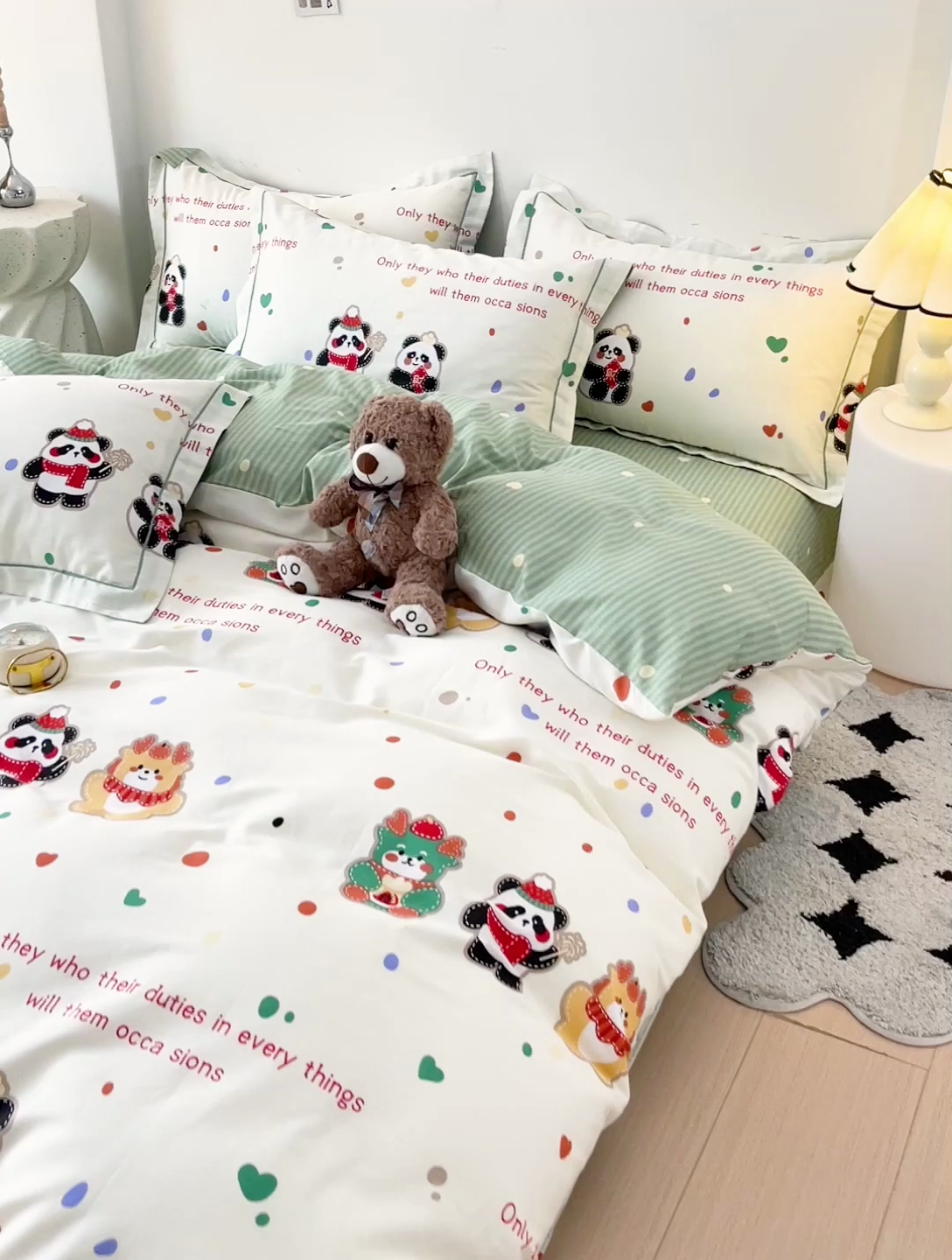 91家纺网 家纺一手货源 找家纺 云锦家居 2024新款13070纯棉印花吊边款一字绣四件套 炫彩乐园