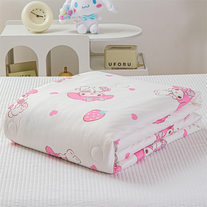 91家纺网 家纺一手货源 找家纺 米米儿家纺 2024新款A类针织棉凉豆豆夏被夏凉被空调被-三丽鸥系列 草莓美乐蒂