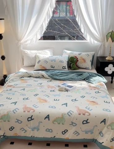 91家纺网 家纺一手货源 找家纺 星巴K家纺 2024新款小清新柔软泡泡棉夏凉被被子空调被夏被 字母恐龙