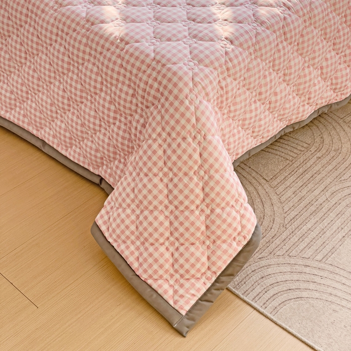 91家纺网 家纺一手货源 找家纺 纽缦家纺 2024纯色云朵棉加棉加厚床盖（床单） 小粉格