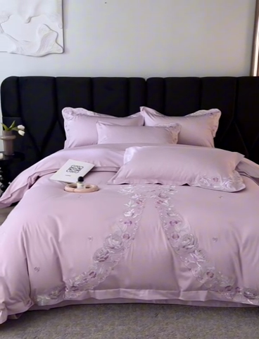 91家纺网 家纺一手货源 找家纺 宏羽纺2024新款高支高密全棉刺绣四件套 浪漫系列 浪漫 海葵紫