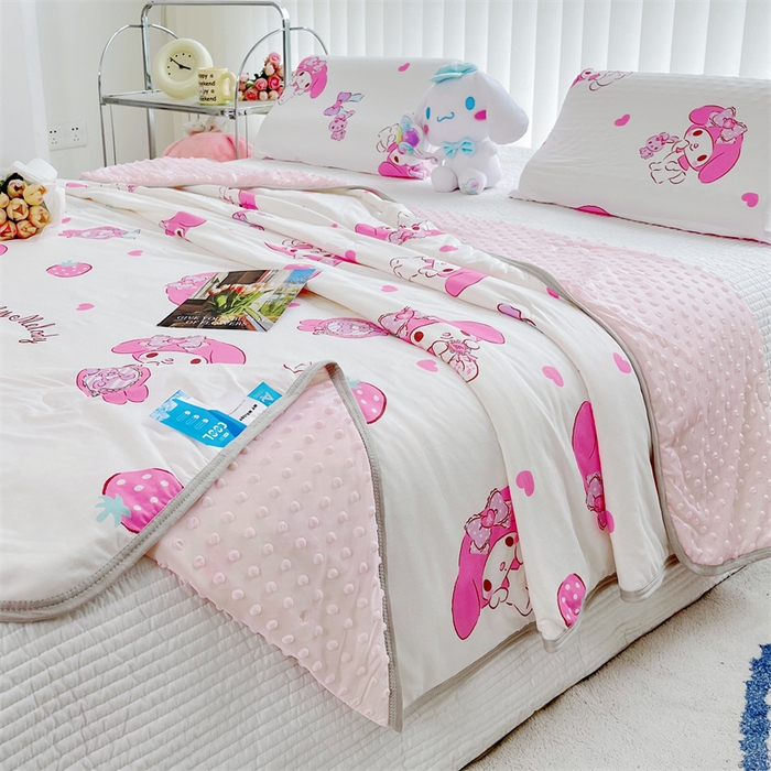 91家纺网 家纺一手货源 找家纺 米米儿家纺 2024新款A类针织棉凉豆豆夏被夏凉被空调被-三丽鸥系列 草莓美乐蒂