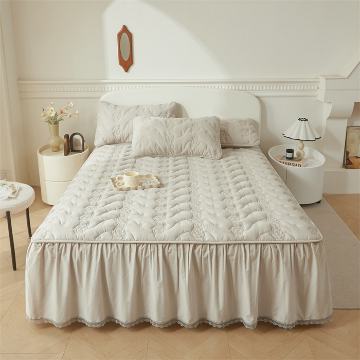 91家纺网 家纺一手货源 找家纺 3C 2024新款玫瑰全棉水洗棉大豆夹棉床裙 烟雾灰