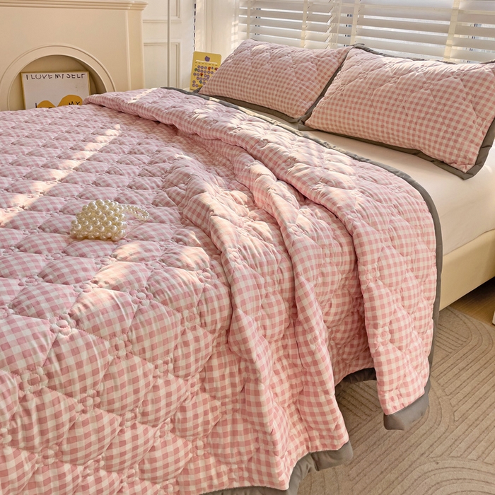 91家纺网 家纺一手货源 找家纺 纽缦家纺 2024纯色云朵棉加棉加厚床盖（床单） 小粉格