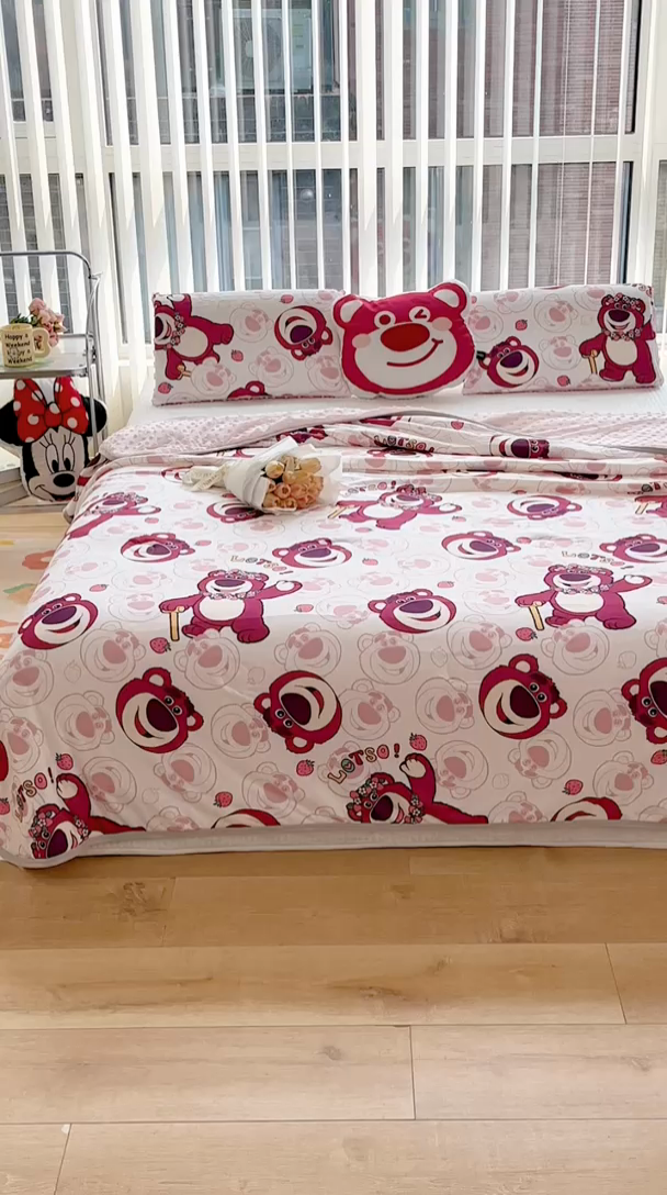 91家纺网 家纺一手货源 找家纺 2024新款A类针织棉凉豆豆夏被夏凉被空调被-迪士尼系列 草莓熊