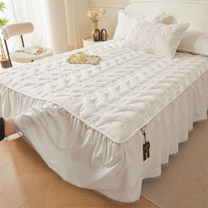 91家纺网 家纺一手货源 找家纺 3C 2024新款玫瑰全棉水洗棉大豆夹棉床裙 奶昔白