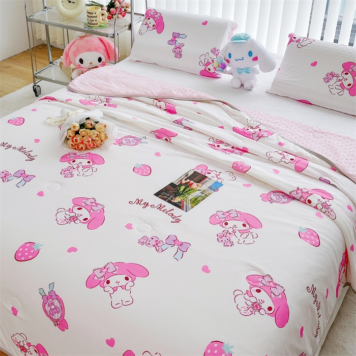 91家纺网 家纺一手货源 找家纺 米米儿家纺 2024新款A类针织棉凉豆豆夏被夏凉被空调被-三丽鸥系列 草莓美乐蒂