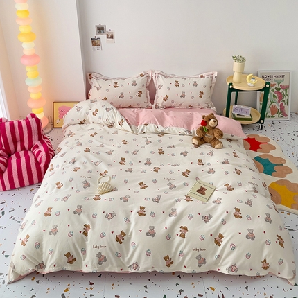 91家纺网 家纺一手货源 找家纺 云锦家居 2024新款13070纯棉印花吊边款一字绣四件套 萌萌兔熊