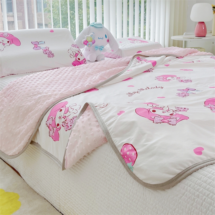 91家纺网 家纺一手货源 找家纺 米米儿家纺 2024新款A类针织棉凉豆豆夏被夏凉被空调被-三丽鸥系列 草莓美乐蒂