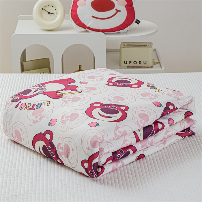 91家纺网 家纺一手货源 找家纺 2024新款A类针织棉凉豆豆夏被夏凉被空调被-迪士尼系列 草莓熊