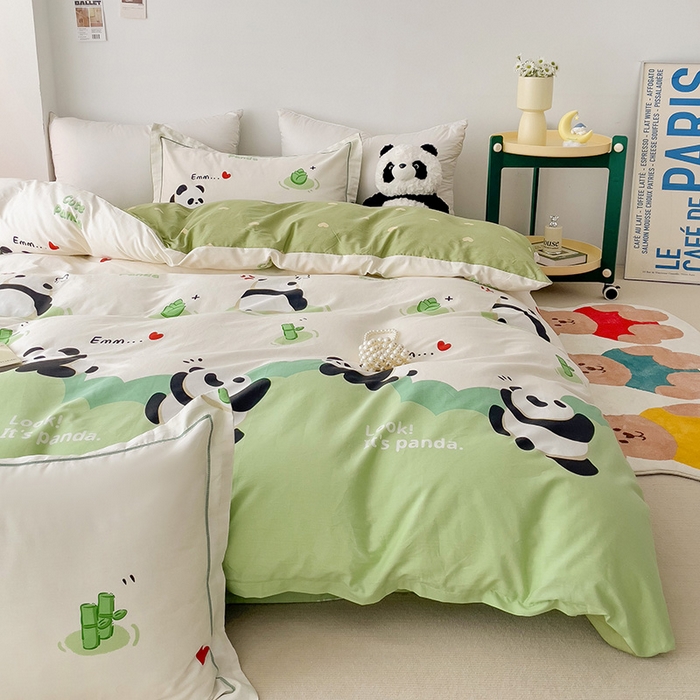 91家纺网 家纺一手货源 找家纺 云锦家居 2024新款13070纯棉印花吊边款一字绣四件套 熊猫乐园