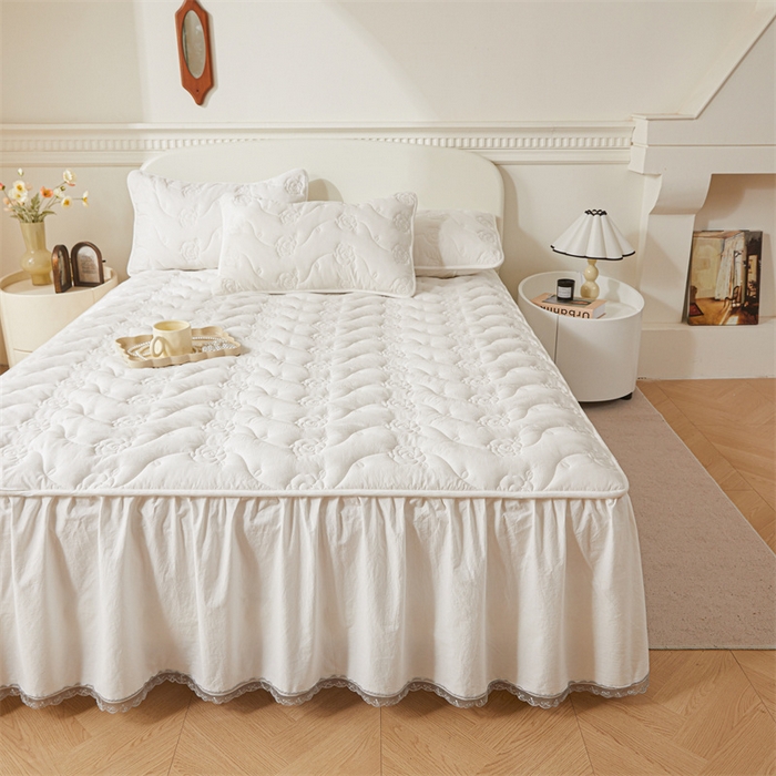 91家纺网 家纺一手货源 找家纺 3C 2024新款玫瑰全棉水洗棉大豆夹棉床裙 奶昔白