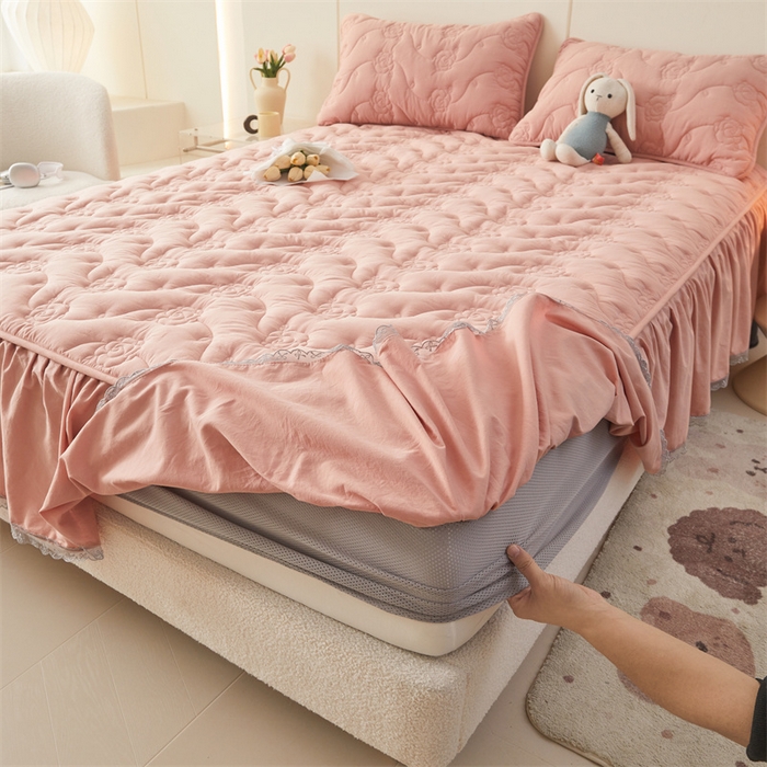 91家纺网 家纺一手货源 找家纺 3C 2024新款全棉水洗棉大豆夹棉床裙式床笠 轻柔粉