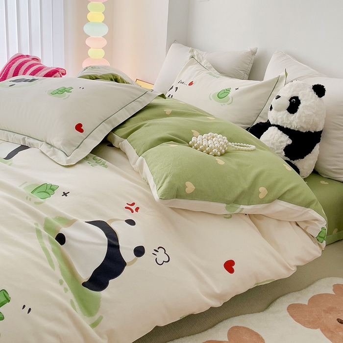 91家纺网 家纺一手货源 找家纺 云锦家居 2024新款13070纯棉印花吊边款一字绣四件套 熊猫乐园